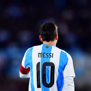 同行评10号位排名：梅西历史第一！马拉多纳第七、贝利第八！